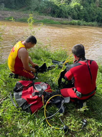 Bombeiros interrompem buscas por jovem desaparecido em rio