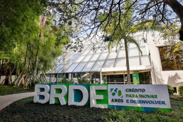 BRDE atinge R$1,1 bilhão em contratos firmados no PR em 2021