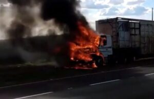 Carreta pega fogo em rodovia de Marilandia do Sul  00558962 0 202111161149
