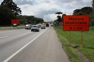 Encerramento dos atuais contratos de concessão de rodovias no Paraná. Abertura das catracas da praça de pedágio da Ecovia, na BR 277, em São José dos Pinhais, ocorrida à 0h00 deste domingo.   Curitiba, 28/11/2021   Foto: Ari Dias/AEN