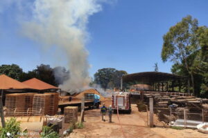 Incêndio atinge madeireira na região de Maringá