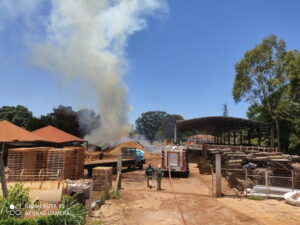 Incêndio atinge madeireira na região de Maringá