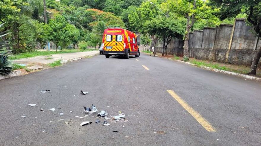 Motociclista é arremessado após atingir carro em Apucarana