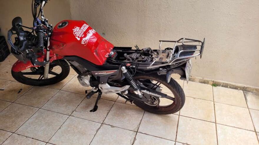 Motociclista é arremessado após atingir carro em Apucarana