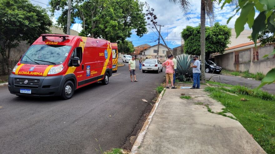 Motociclista é arremessado após atingir carro em Apucarana