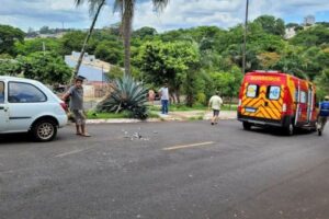 Motociclista é arremessado após atingir carro em Apucarana