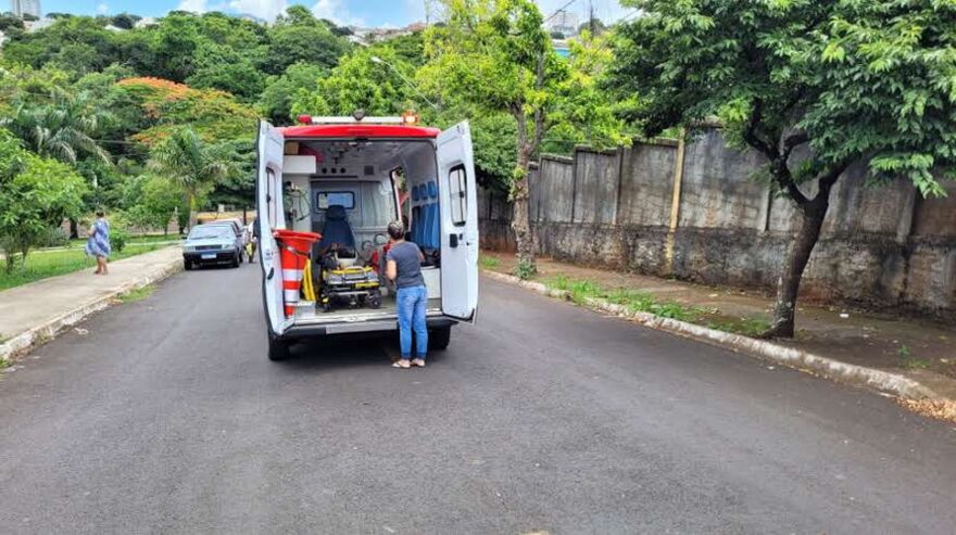 Motociclista é arremessado após atingir carro em Apucarana