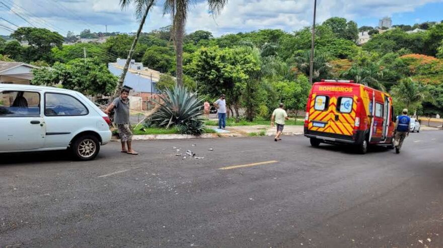 Motociclista é arremessado após atingir carro em Apucarana