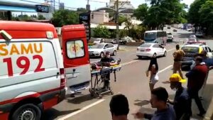 Motociclista é atendido pelo SAMU após acidente neste sábado