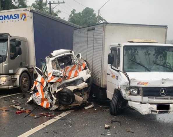 Motorista morre durante engavetamento na rodovia BR 376