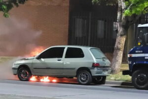 Mulher descobre traição e incendeia carro do namorado