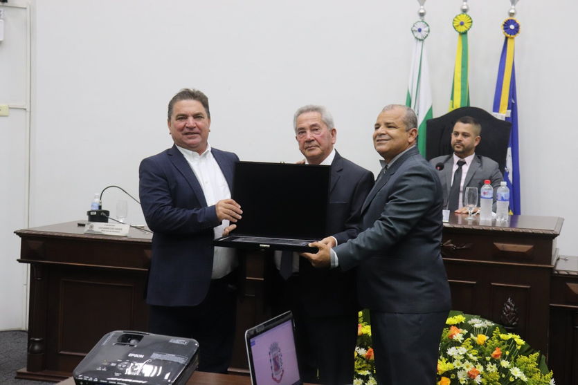 Prefeito participa de entrega de título de Cidadão Honorário