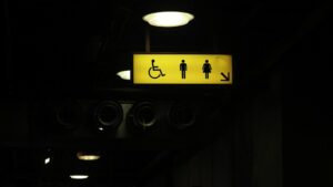 Projeto de lei que proíbe banheiros unissex no Paraná é apresentado na Assembleia Legislativa