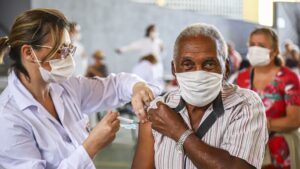 Saúde abre aplicação da 3ª dose para todos acima dos 18 anos; confira os detalhes