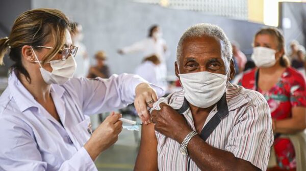 Saúde abre aplicação da 3ª dose para todos acima dos 18 anos; confira os detalhes