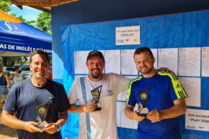 Tenistas de Apucarana são campeões de torneio em Londrina