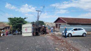 Caminhão sem freios atinge casa e postes em Apucarana