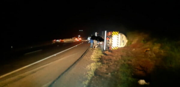 Caminhão tanque com 60 mil litros de diesel tomba na BR 376, no município de Califórnia