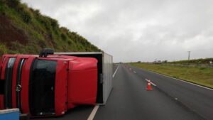 Caminhão tomba após tentativa de assalto em Apucarana