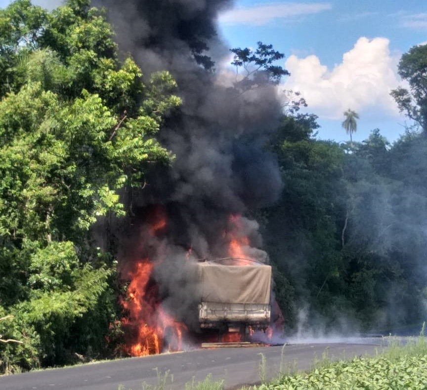 Caminhoneiro de Mandaguari morre carbonizado após acidente em rodovia do Vale do Ivaí