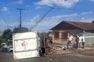 Caminhoneiro perde o controle e atinge casa em Apucarana