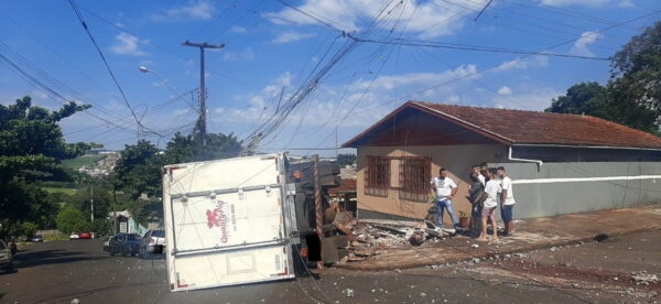 Caminhoneiro perde o controle e atinge casa em Apucarana