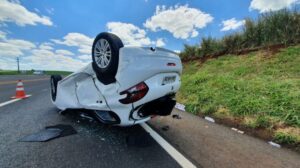 Capotamento na PR 444 em Arapongas deixa dois feridos