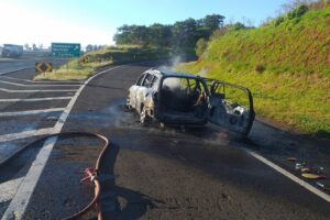 Carro pega fogo próximo a Mandaguari