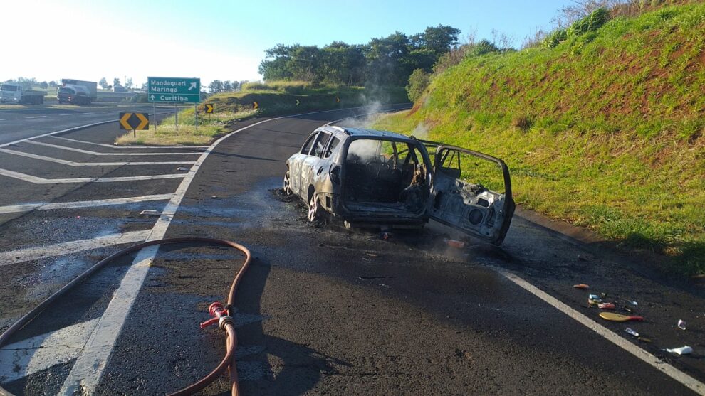 Carro pega fogo próximo a Mandaguari