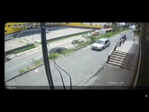 Chevette “voa” e cai sobre Camaro, deixando feridos