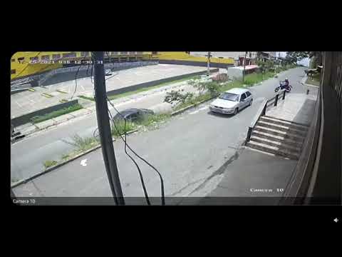 Chevette “voa” e cai sobre Camaro, deixando feridos