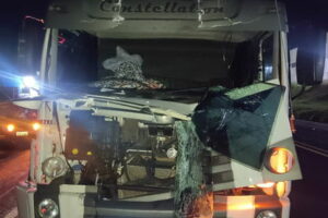 Colisão entre caminhões deixa jovem ferido na PR 444
