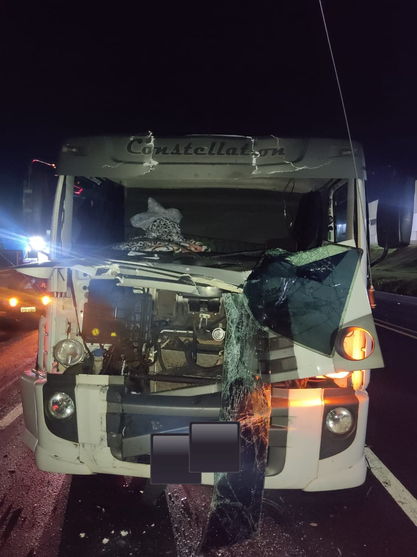 Colisão entre caminhões deixa jovem ferido na PR 444