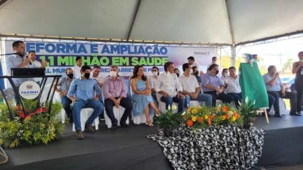Governador e prefeito inauguram hospital em Faxinal