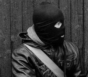 Homem é roubado e amarrado por assaltantes