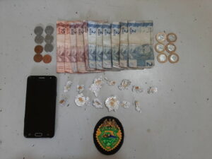 Homem que vendia drogas em praça de Arapongas é preso