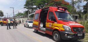 Idoso vestido de Papai Noel morre após cair de caminhão