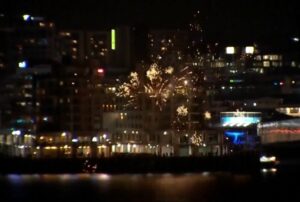 Já é 2022 na Nova Zelândia; show de luzes marcou a virada