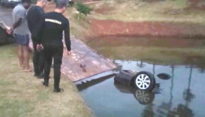 Ladrão em fuga morre afogado após carro cair em açude