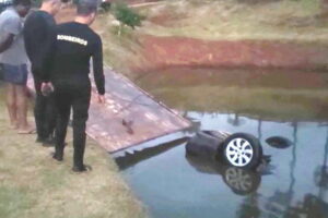 Ladrão em fuga morre afogado após carro cair em açude