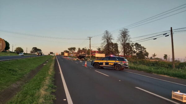 Motorista fica ferido em acidente entre caminhões na BR 376