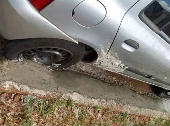 Mulher concreta rodas de carro de vizinho após discussão