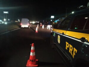 Mulher morre atropelada na BR 376 após brigar com marido