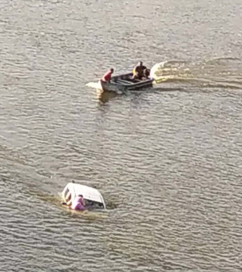 Pescadores usaram um barco para chegar até a motorista