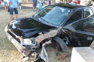 Pirapó: Carro bate em anteparo e dois ficam feridos