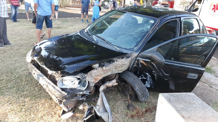 Pirapó: Carro bate em anteparo e dois ficam feridos