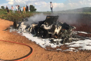 Range Rover pega fogo na Rodovia que liga o distrito do Pirapó à Caixa de São Pedro