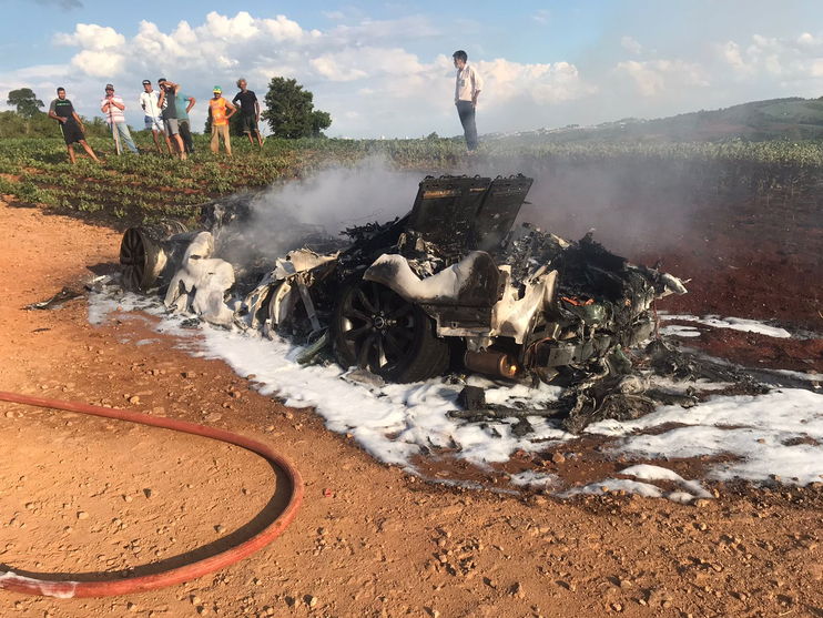 Range Rover pega fogo na Rodovia que liga o distrito do Pirapó à Caixa de São Pedro
