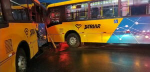 Acidente entre dois ônibus deixa 15 feridos em Araucária