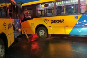 Acidente entre dois ônibus deixa 15 feridos em Araucária